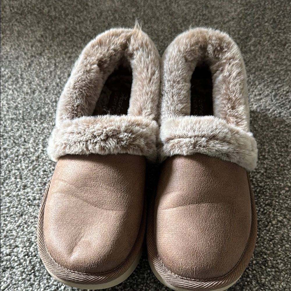 Like new Skechers slippers